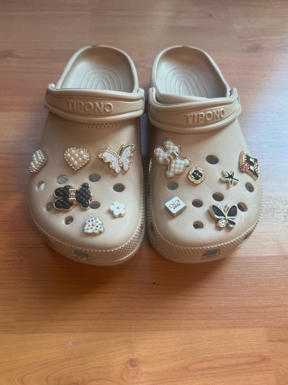🆕🩰 Light Tan Khaki Crocs + Charms